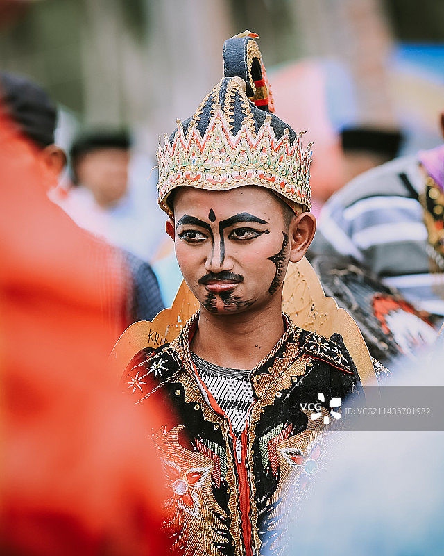 节日期间身着传统服装的男子肖像图片素材