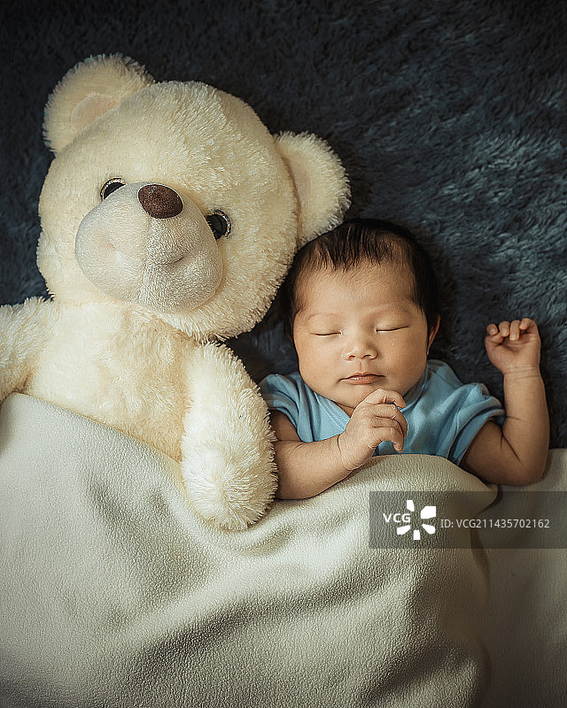 在床上睡觉的可爱男婴图片素材