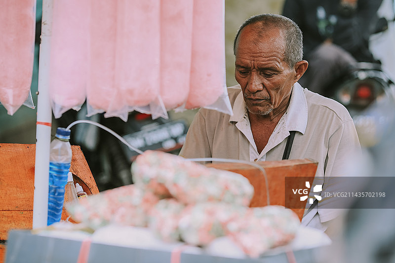 年长男人在印尼博罗科市场工作图片素材