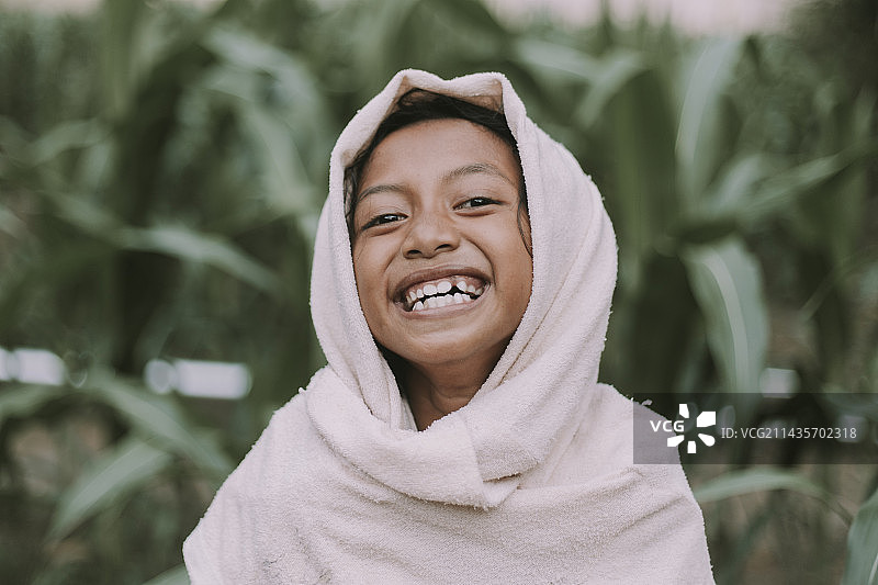 戴头巾的微笑男孩肖像，印度尼西亚博朗吉塘图片素材