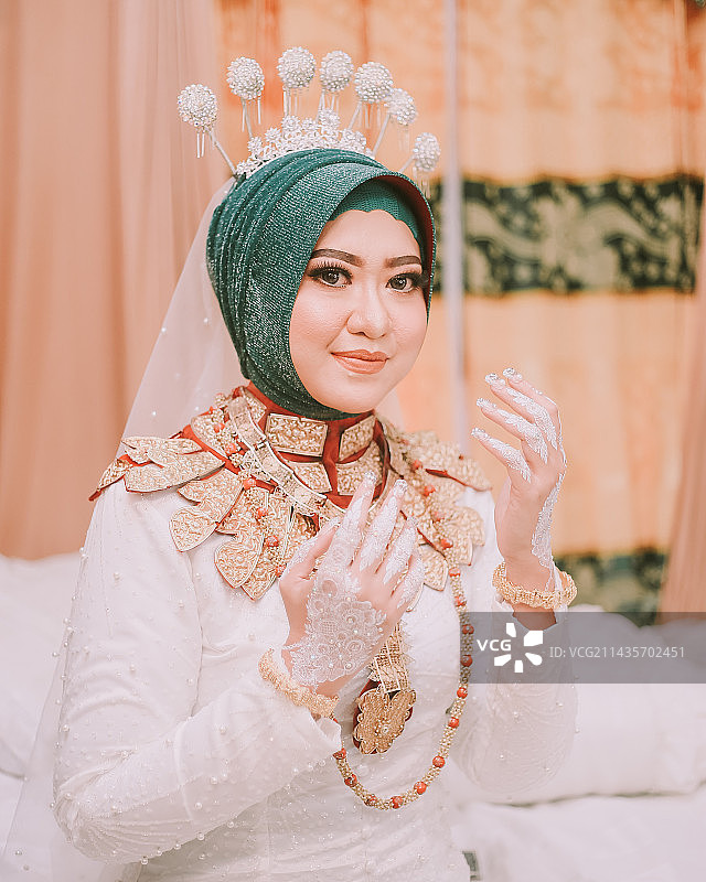身穿传统礼服、头戴装饰品的印度新娘肖像图片素材
