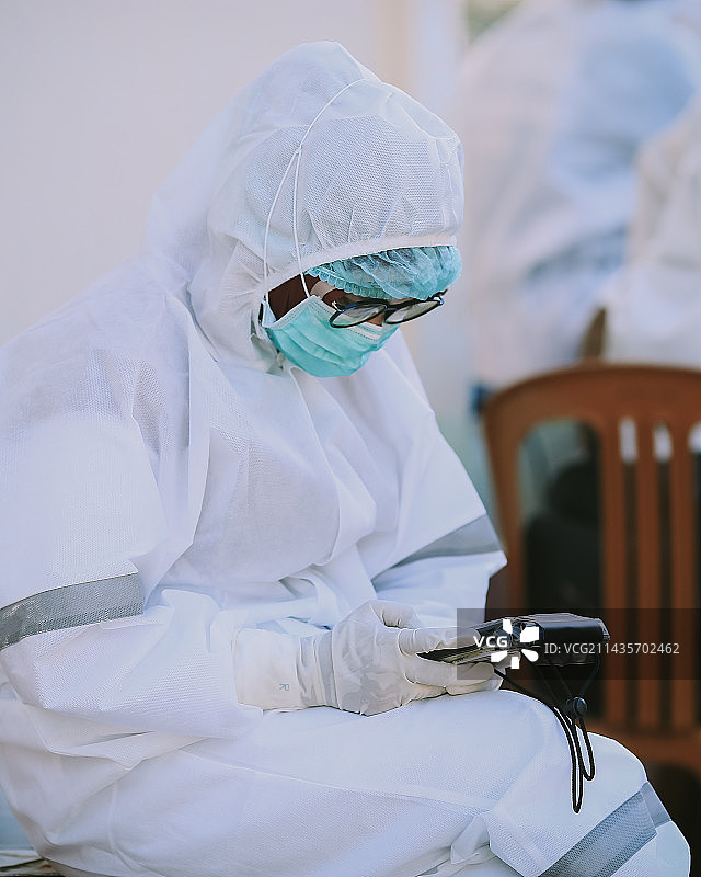 女医生在休息室检查医疗工具侧视图图片素材