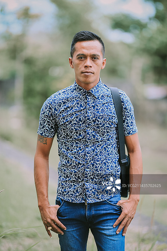 年轻男子站在田野上的肖像图片素材