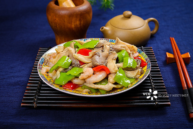 美味下酒菜人工菌烩虾仁图片素材