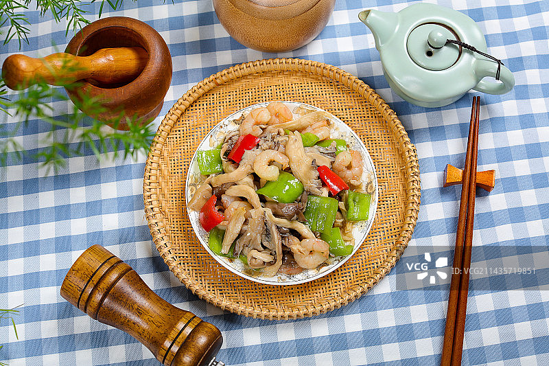 美味家常小炒平菇烩虾仁图片素材