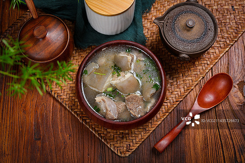 营养美味汤菜美食清炖带皮羊肉汤图片素材