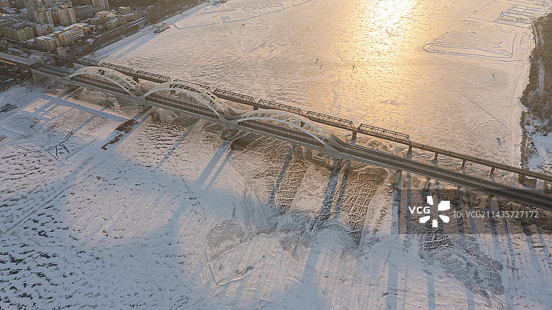 冬日下午哈尔滨松花江老江桥新江桥太阳反射航拍图片素材