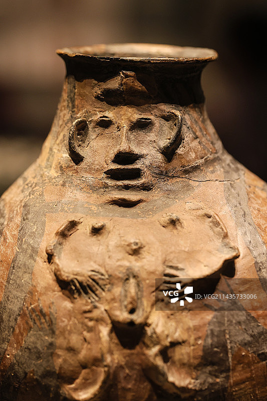 马家窑文化裸体浮雕彩陶壶组图图片素材