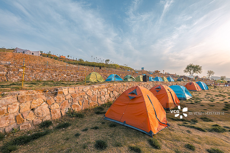 河南省洛阳市万安山山顶露营小镇日落时分图片素材