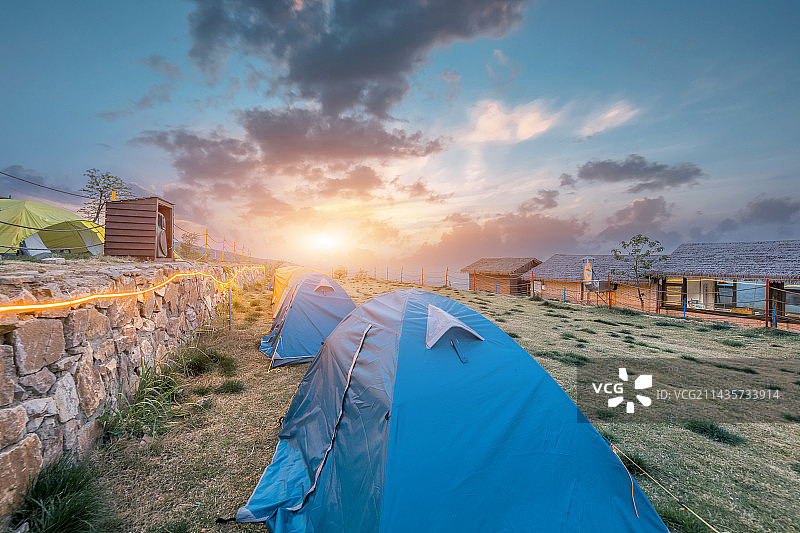 河南省洛阳市万安山山顶露营小镇日落时分图片素材