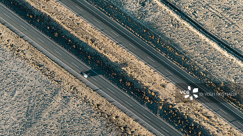 戈壁滩上的公路图片素材