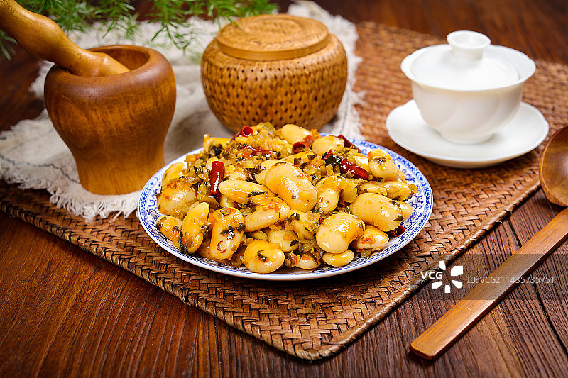 酸辣爽口特色菜酸菜炒白芸豆图片素材