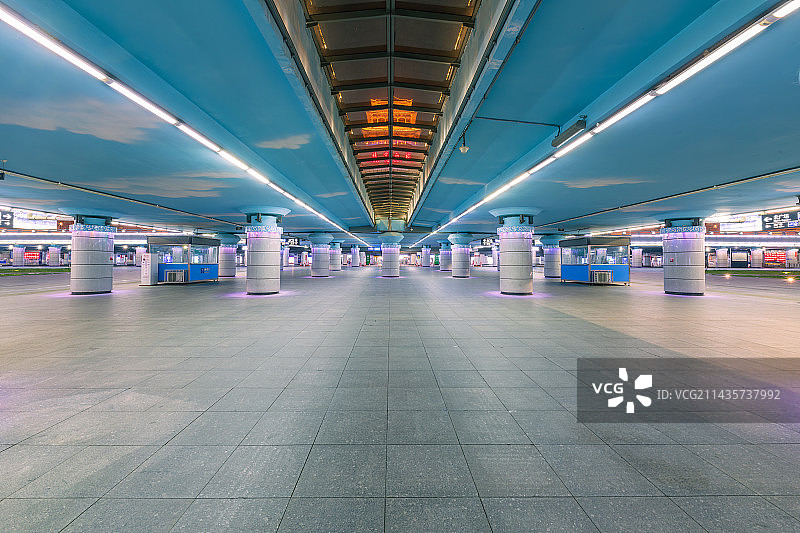 北京西客站下沉广场节日亮灯夜景图片素材