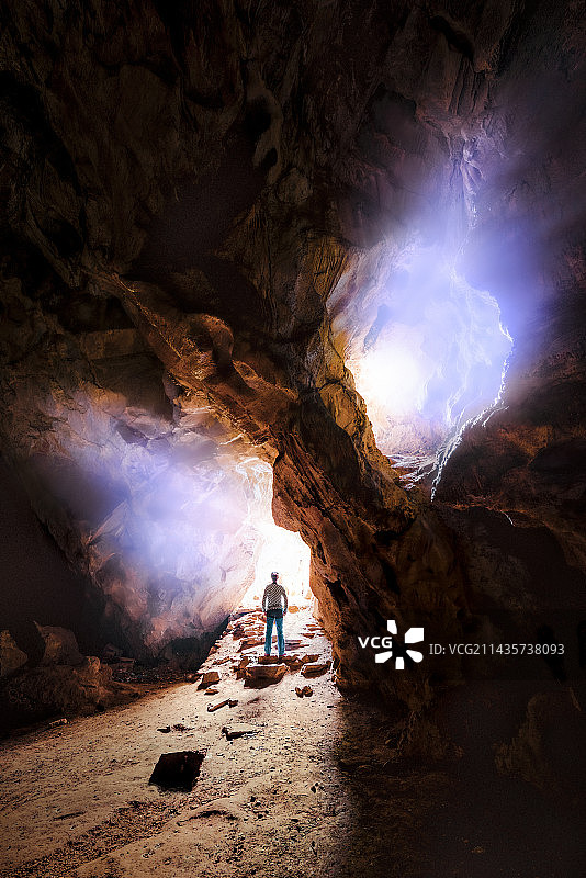 冲破黑暗（门头沟韭园溶洞）图片素材