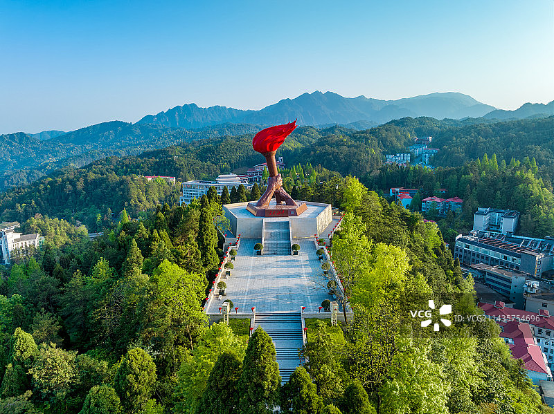 亚洲中国江西省吉安市革命圣地井冈山茨坪镇星火相传火炬雕塑广场航拍视角图片素材
