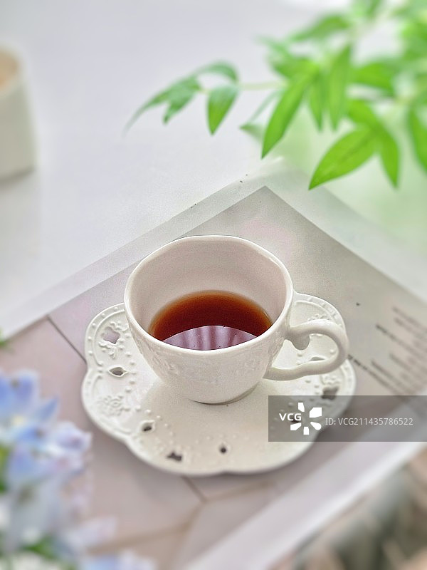 桌上咖啡杯特写镜头图片素材