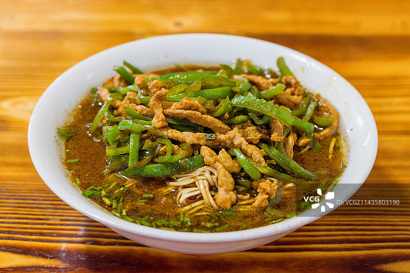 江苏高邮特色青椒肉丝面图片素材