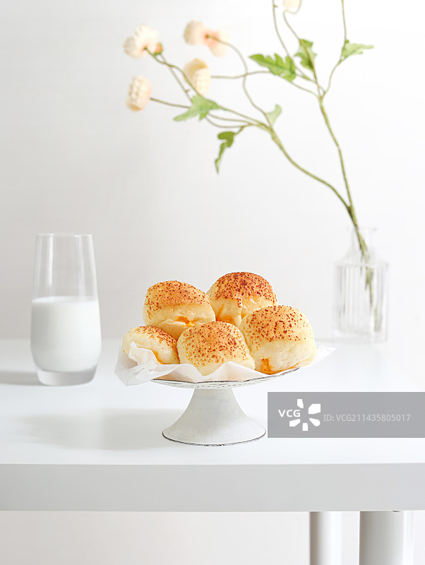 白色桌面上摆放着的早餐面包和牛奶图片素材