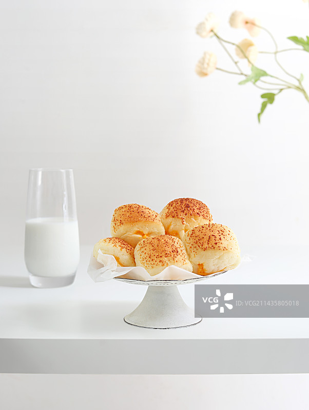 白色桌面上摆放着的早餐面包和牛奶图片素材