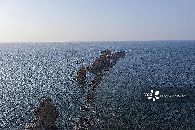 海上岩石的高角度视角图片素材