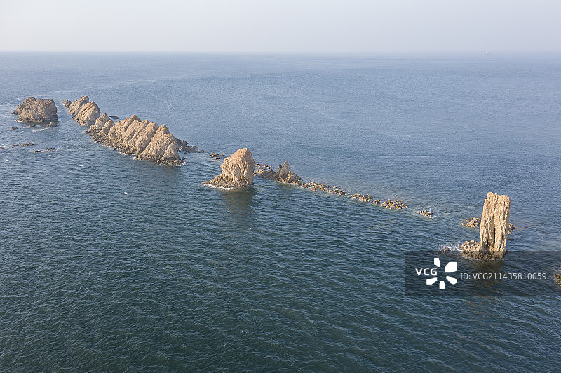 海上岩石的高角度视角图片素材