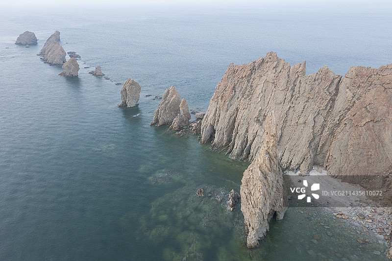 海上岩石的高角度视角图片素材