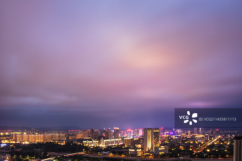 如梦似幻的城市夜空图片素材