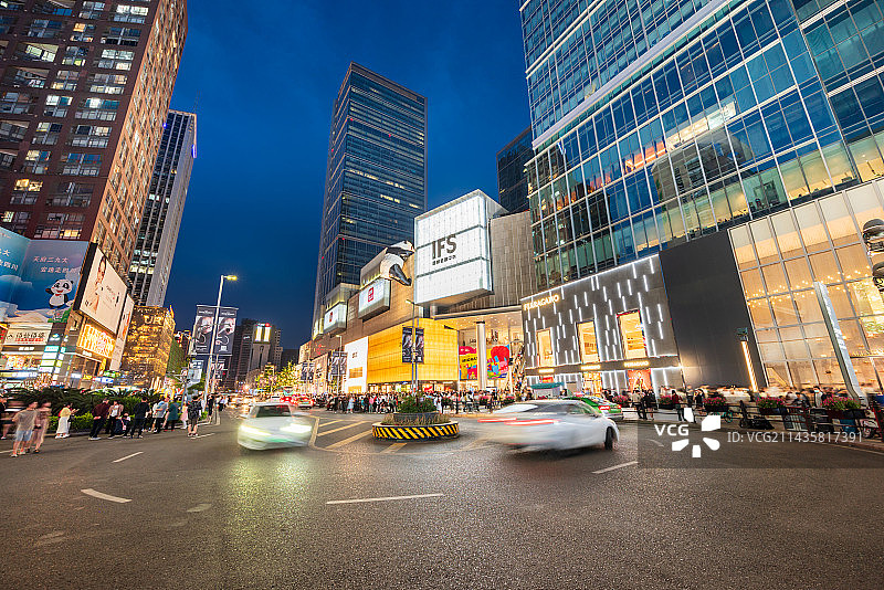 成都春熙路太古里IFS大熊猫夜晚低视角城市风光夜景图片素材