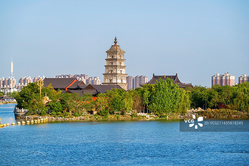 江苏高邮京杭大运河中间的镇国寺全景图图片素材