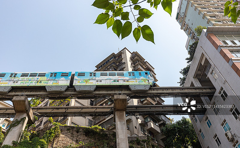 重庆李子坝轻轨穿楼图片素材