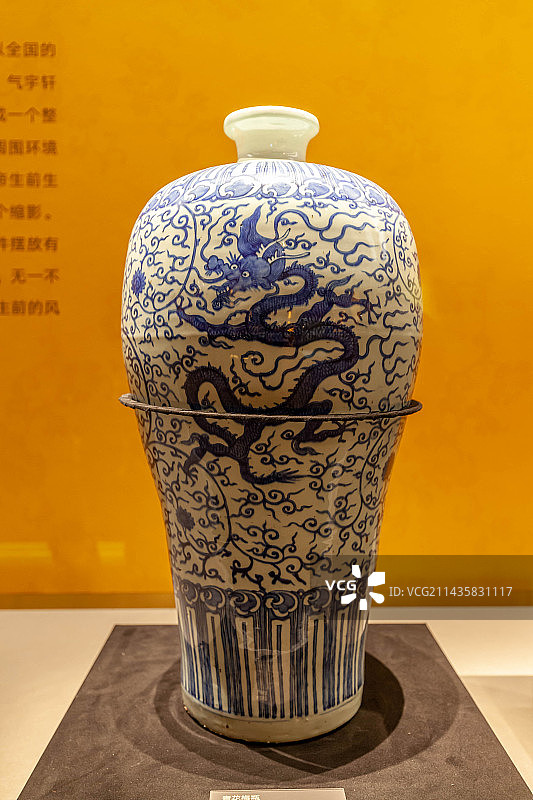 明代万历年定陵出土青花瓷瓶图片素材