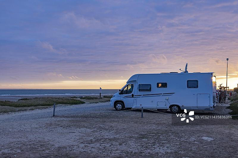 法国诺曼底海边房车营地日落图片素材