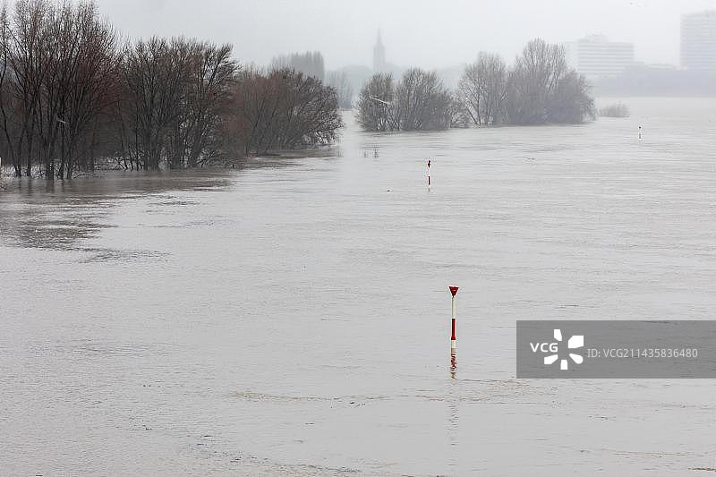 德国北莱茵-威斯特法伦州杜塞尔多夫莱茵河洪水图片素材