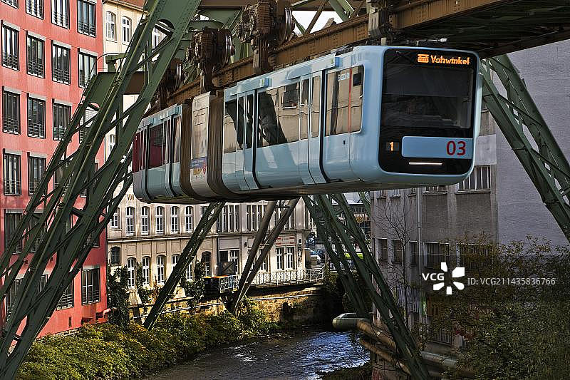 德国伍珀塔尔埃尔伯费尔德，贝吉施地区，北莱茵-威斯特法伦，横跨伍珀河的移动式悬挂铁路图片素材