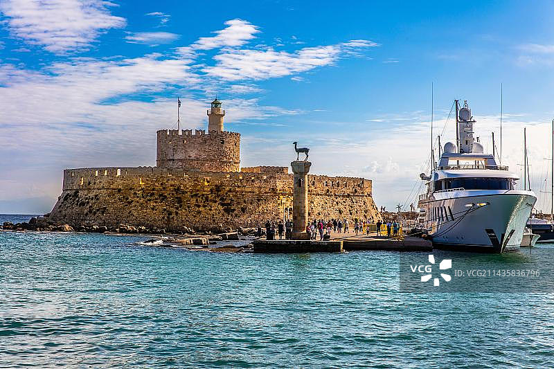 希腊罗德镇曼德拉基港及公鹿母鹿柱图片素材