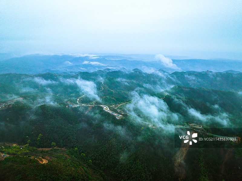骊山航拍穿云春夏环境图图片素材