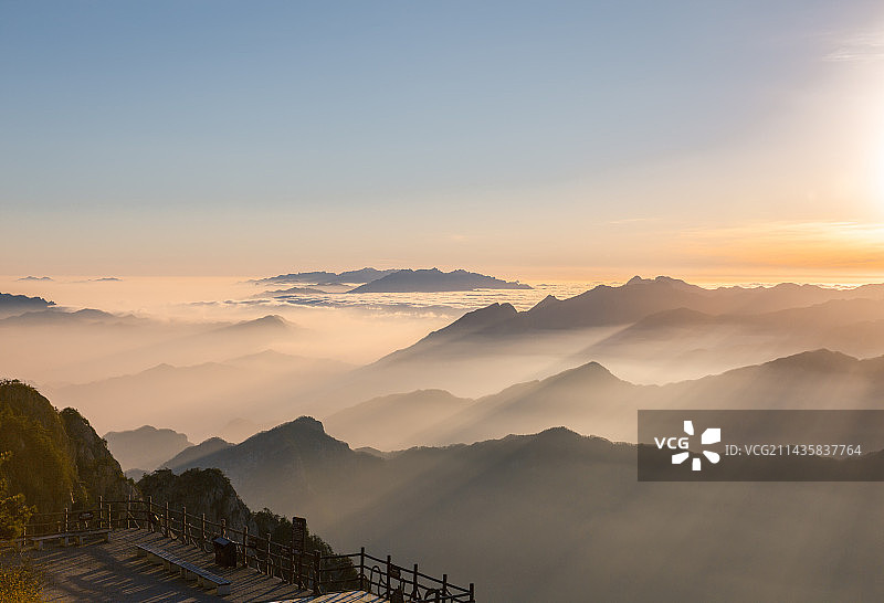 河南省洛阳市栾川县老君山风景区日出户外风光图片素材