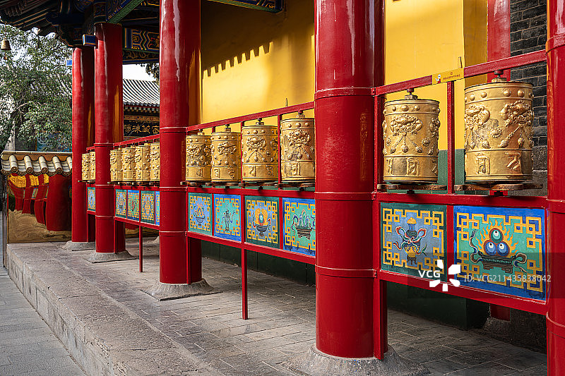 西安藏传格鲁派寺院广仁寺转经筒回廊图片素材