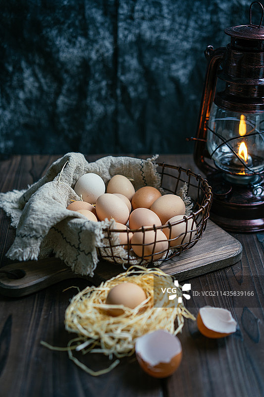 饱满的土鸡蛋西式餐桌摆盘图片素材