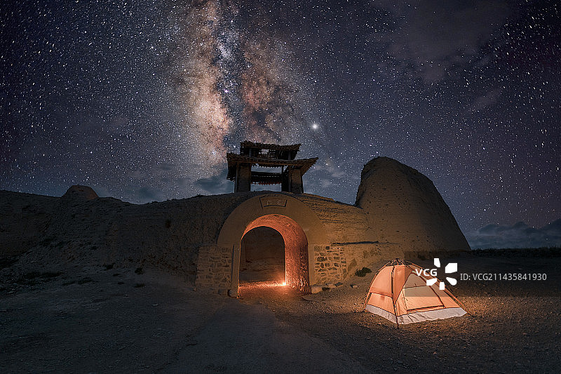 甘肃省白银市景泰县永泰古城夜景图片素材