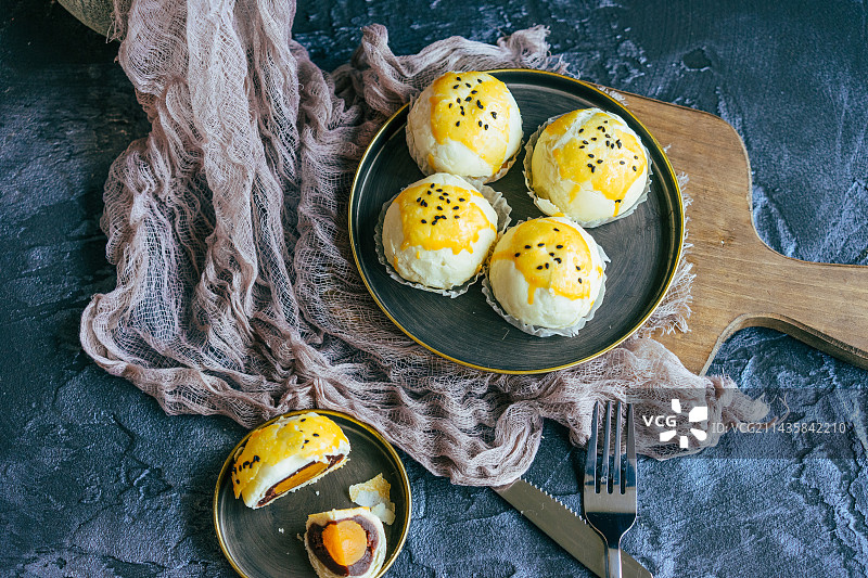 甜蜜可口的蛋黄派静物特写图片素材