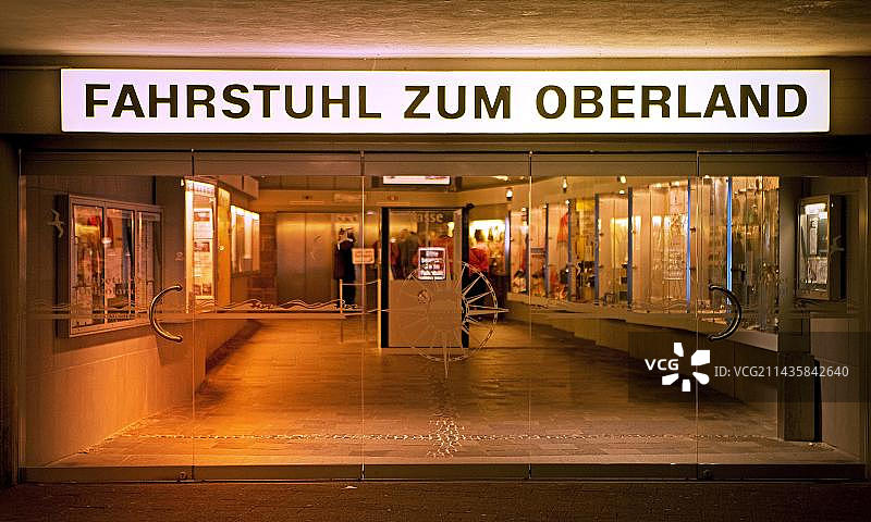 通往上地，商店橱窗，照明，黑暗，黑尔戈兰，北海岛屿，石勒苏益格-荷尔斯泰因，德国，欧洲图片素材