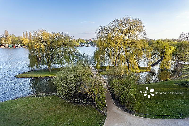 德国什未林湖城堡岛前的小天鹅岛图片素材