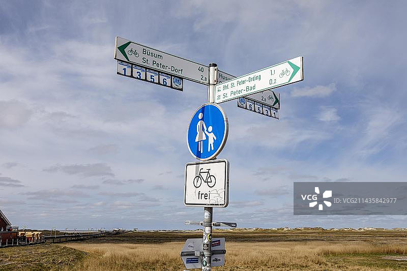 德国石勒苏益格-荷尔斯泰因州圣彼得-奥尔丁的自行车道路线标志图片素材