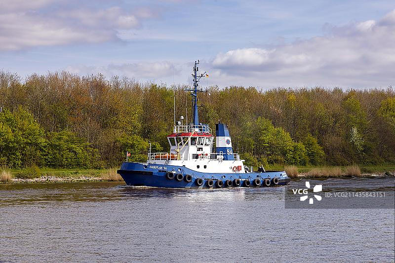 德国基尔运河上的拖船图片素材
