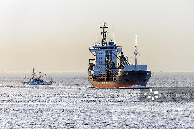 傍晚在易北河口看到的北海、水泥货船和捕蟹船，德国库克斯哈芬图片素材