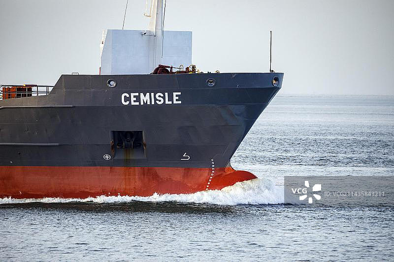 傍晚时分从水泥货船看德国库克斯哈芬易北河口的北海图片素材