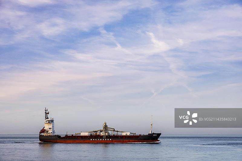 德国库克斯哈芬：易北河口北海的傍晚，水泥货船图片素材