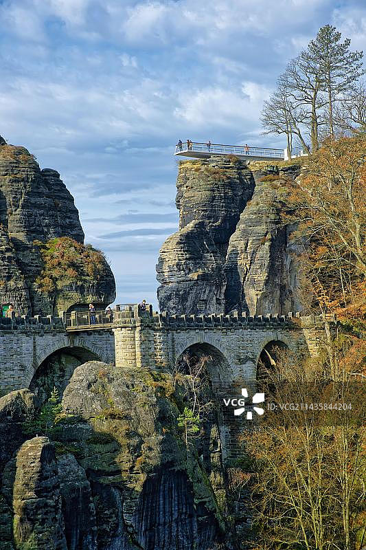 从新拉滕石堡眺望巴斯泰桥和新巴斯泰景观，德国萨克森瑞士图片素材