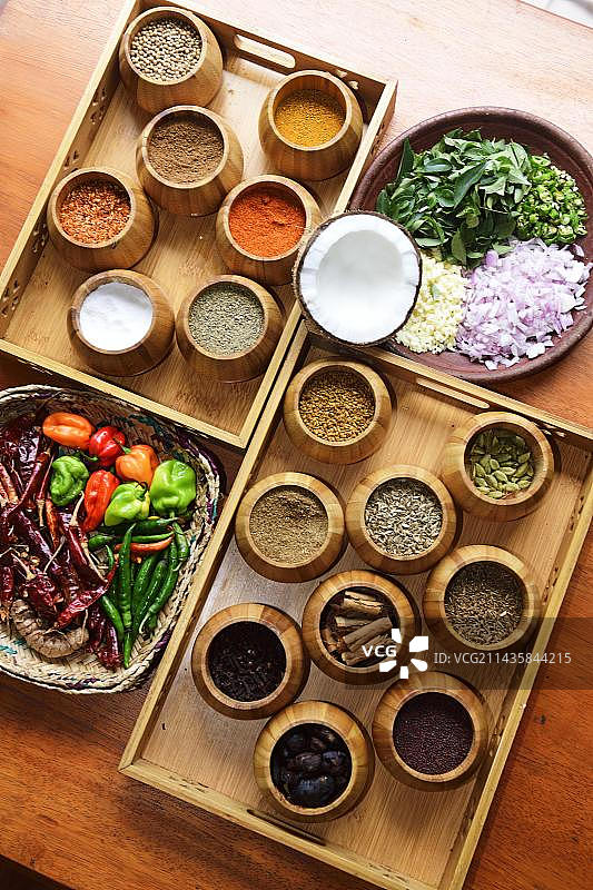 洋葱、大蒜、辣椒、咖喱叶、小茴香、肉桂、豆蔻、盐、胡椒、丁香、芥末籽、茴香、香菜、胡芦巴、藏红花、椰子油:斯里兰卡厨房食材,位于亚洲斯里兰卡康提的托图波拉住宅图片素材